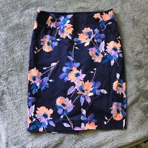 The Limited Navy Floral Skirt sz 2 EUC POCKETS